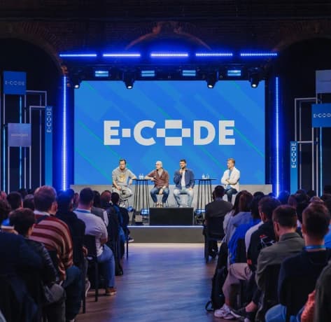 Фото сцены с выступающими на конференции E-CODE